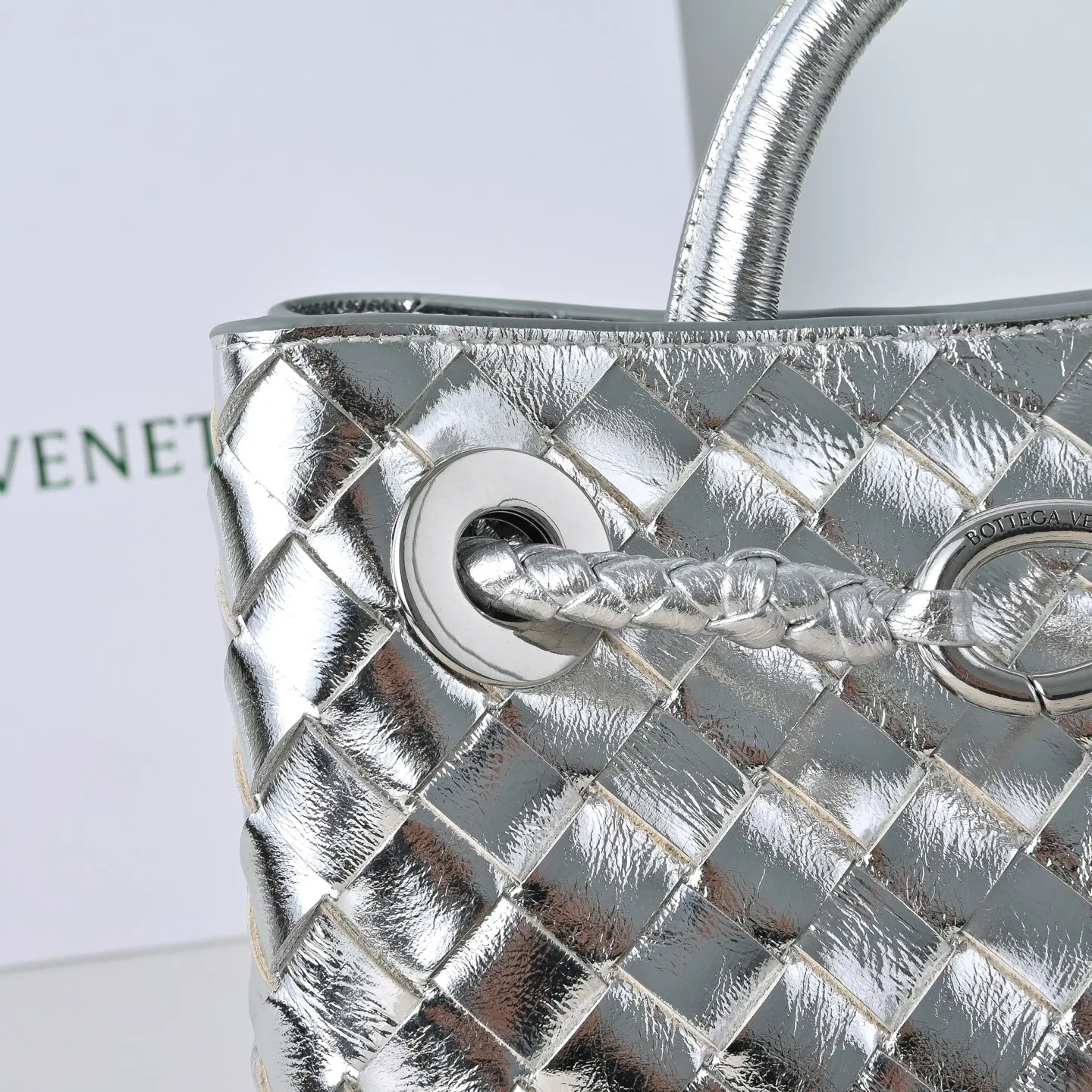 The 2023 new Andiamo batch of 1860 BV has been shipped‼ ️Really popular🔥The new Andiamo woven handbag launched by Bottega Veneta this season is really popular all over the world! ! Celebrities at home and abroad have worn it, and Oscar-winning actress Michelle Yeoh has taken it out on the street. Song Jia, Trai Yara, Yu Feihong, Sanji Ayaka, Rosie Hunting-Whiteley, Yoshioka Riho, etc. have all picked up this bag. It is classic and versatile, showing off its temperament, and the bag capacity is also large, which is very convenient for daily commuting! ! A variety of carrying methods, the shoulder straps can be adjusted by yourself, the original lambskin feels soft and delicate, and the unisex style breaks the gender boundaries and brings a more practical and longer-lasting use experience. Andiamo, which has both elegant and casual styles, perfectly interprets the true appearance of "fashionable old money style". Style number: 7463 Size: 25*22*10.5cm